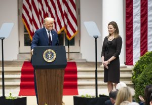 Amy Coney Barrett y Donald Trump.