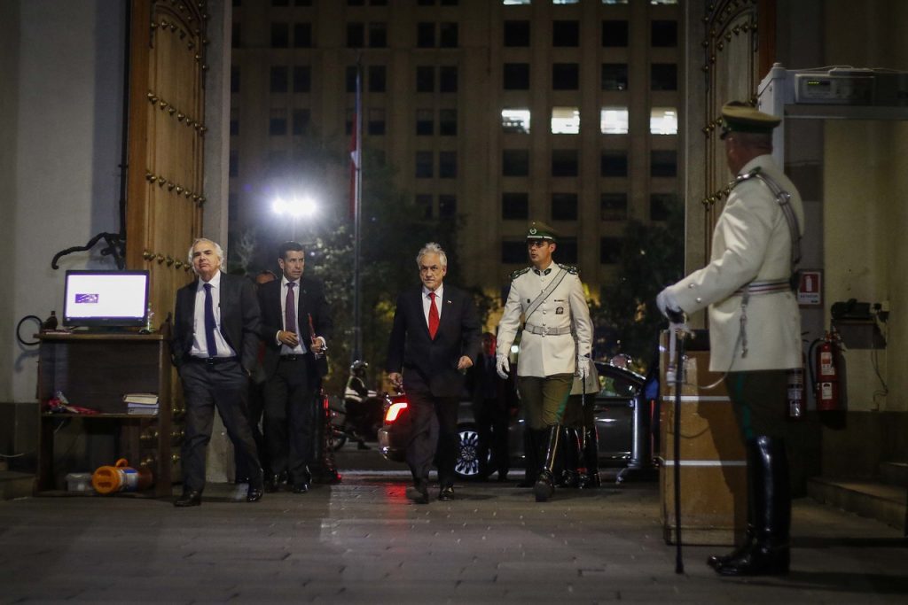 El presidente de la República, Sebastián Piñera, junto al ministro del Interior, Andrés Chadwick, llegan a La Moneda. FOTO: SEBASTIAN BELTRAN GAETE/AGENCIAUNO