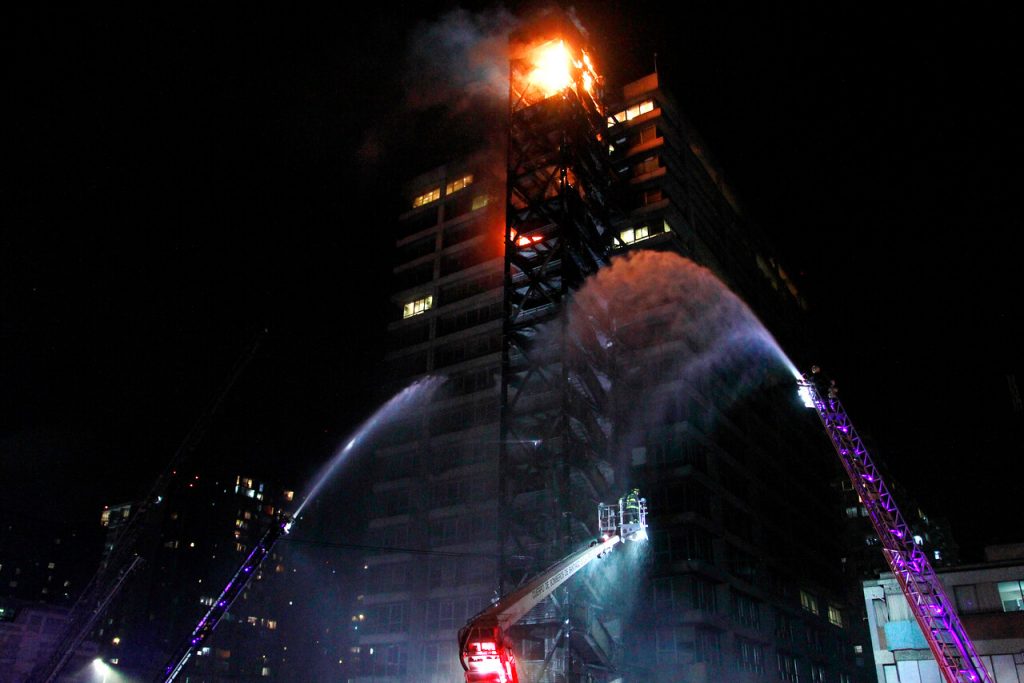 18 de Octubre de 2019/SANTIAGO Incendio afecta a edificio de Enel FOTO:MAURICIO MENDEZ/AGENCIAUNO