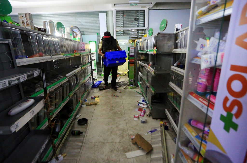 Santiago 19 de Octubre de 2019 Saqueo en farmacia CruzVerde en La Florida. Fotos: AgenciaUno.