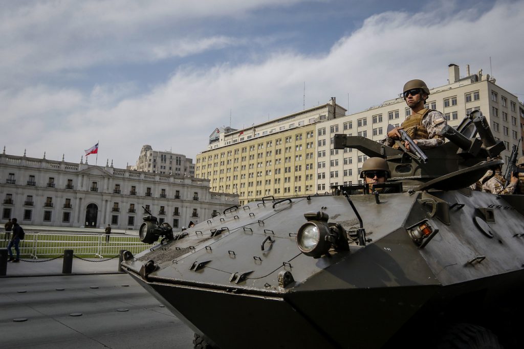 19 de octubre del 2019/SANTIAGO Tanquetas del ejército y helicópteros cougar que sobrevuelan la ciudad se lleva a cabo el estado de emergencia. FOTO: AGENCIAUNO.