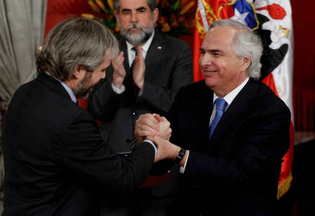 28 de Octubre de 2019/SANTIAGO El presidente Sebastian Piñera, realiza un cambio de gabinete del estallido social que derribó en manifestaciones masivas. En la imagen Gonzalo Blumel, firma como nuevo Ministro del Interior y Seguridad Pública. Foto: Agencia Uno.