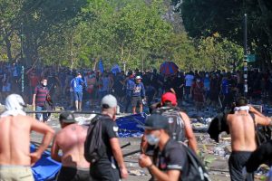 18 de Octubre del 2020/ SANTIAGO Pelea de hinchadas por la toma del monumento de Baquedano pandemia de COVID- 19. Foto: Agencia Uno.