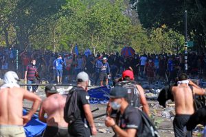 18 de Octubre del 2020/ SANTIAGO Pelea de hinchadas por la toma del monumento de Baquedano pandemia de COVID- 19. Foto: Agencia Uno.