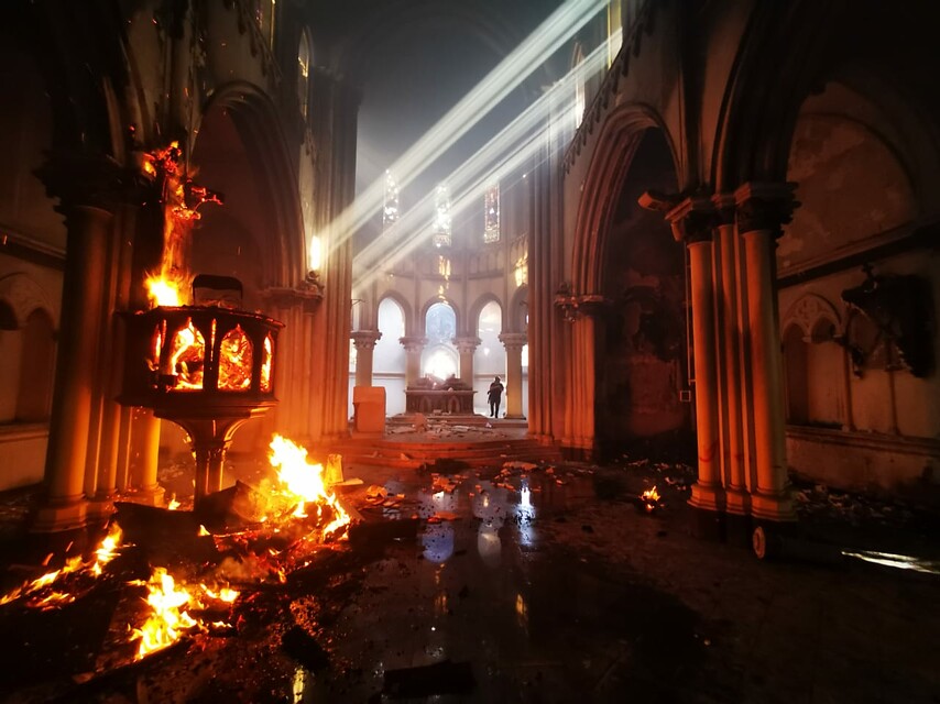 18 de octubre de 2020/SANTIAGO Imagen del interior de la iglesia de carabineros que resultó incendiada durante las manifestaciones en la conmemoración del Estallido Social. Foto: Agencia Uno.