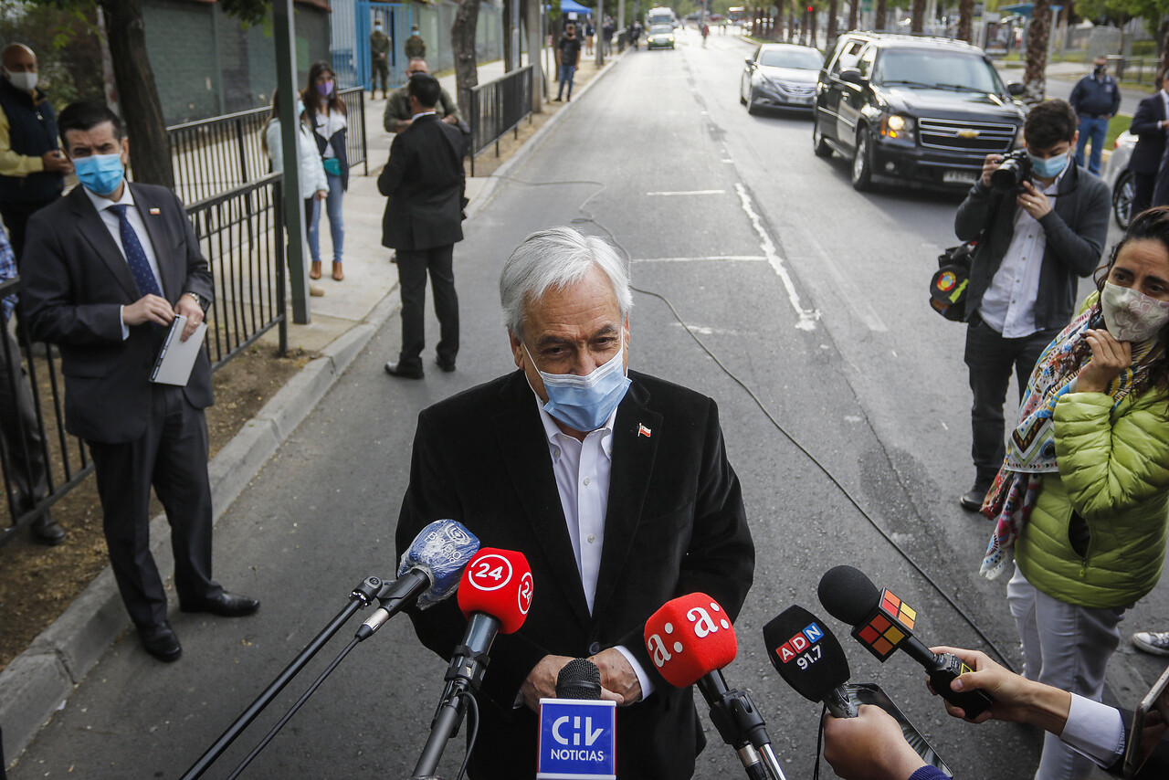 8.52 horas: El Presidente de la Republica, Sebastián Piñera, realiza un punto de prensa en el exterior del colegio San Francisco Los Dominicos, en la comuna de Las Condes, tras sufragar en el marco del plebiscito 2020. Foto: Agencia Uno.