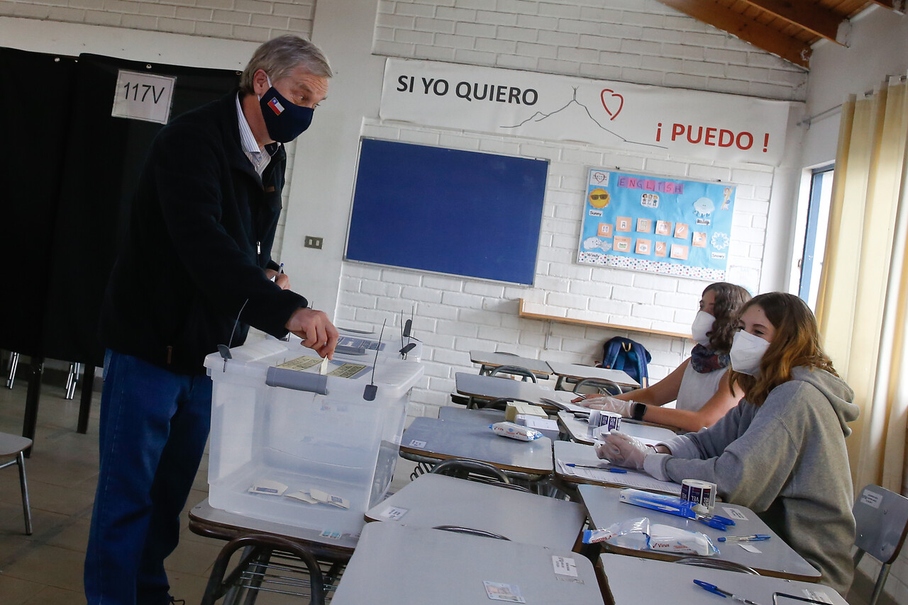 8.55 horas: José Antonio Kast Rist llega al colegio Sagrado Corazón de la Reina, en la comuna de La Reina, para realizar su sufragio en el marco del plebiscito 2020. Foto: Agencia Uno.