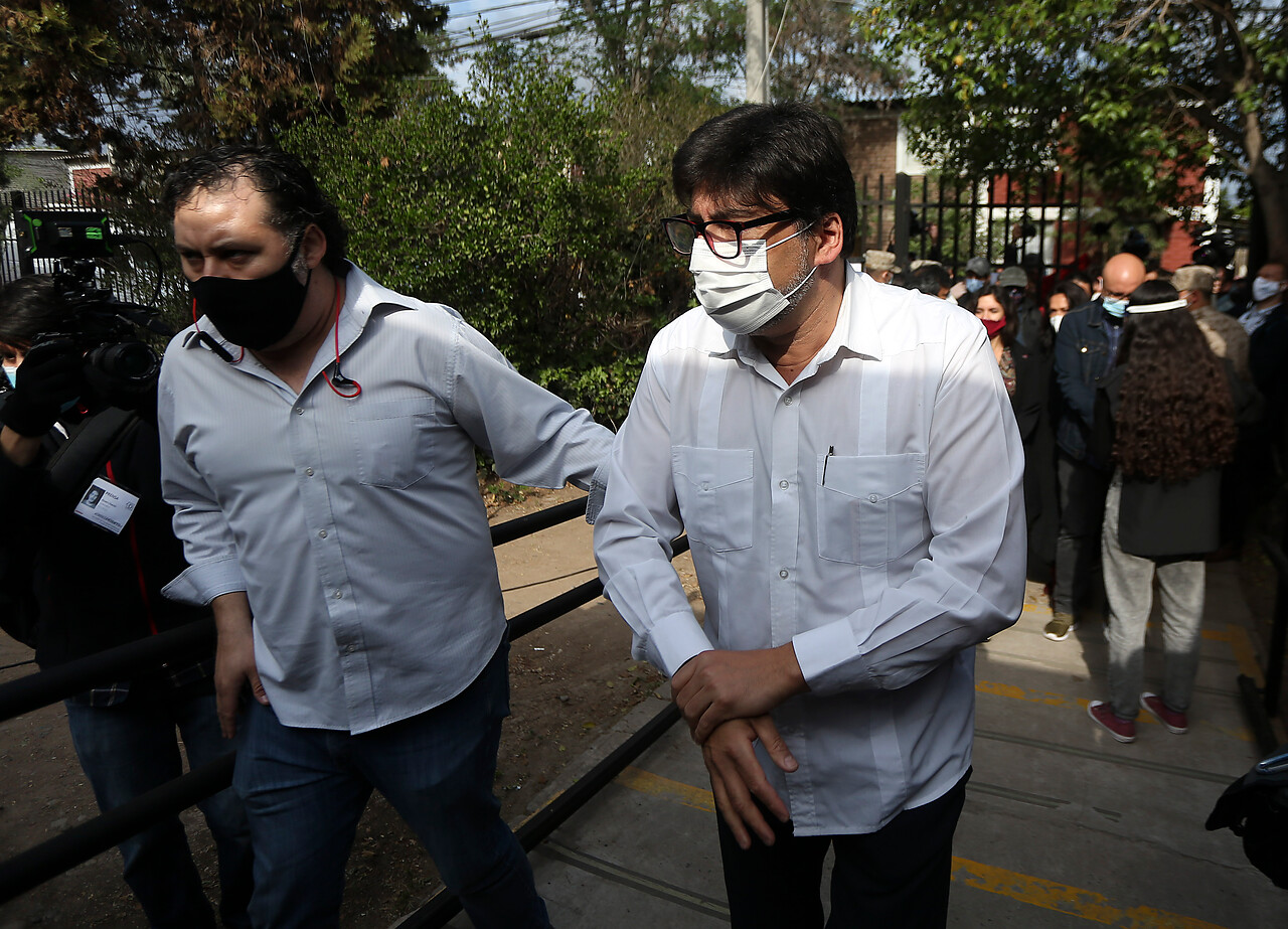 9.38 horas: El Alcalde de Recoleta Daniel Jadue, se retira del Colegio Victor Cuccuimi, luego de realizar su votación. Foto: Agencia Uno.