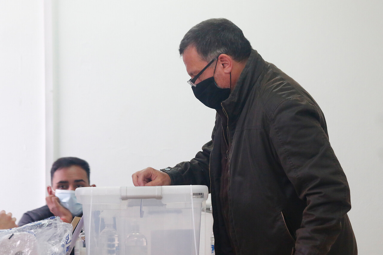 10.15 horas: El senador Ricardo Lagos Weber vota en la Escuela Blas Cuevas, en el marco del Plebiscito Constitucional. Foto: Agencia Uno.