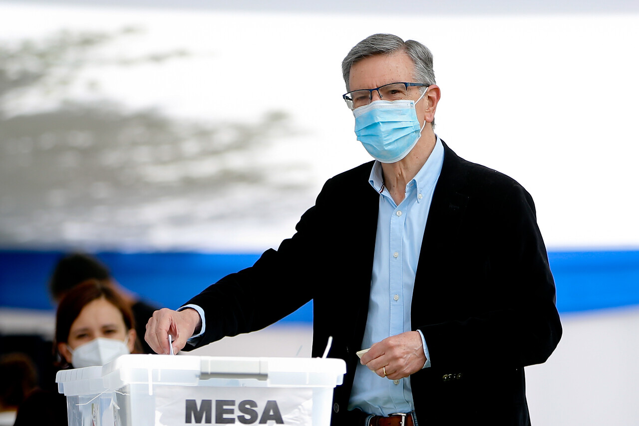 10.48 horas: Joaquín Lavín, llega al colegio San Francisco del Alba, en la comuna de Las Condes, para realizar su sufragio en el marco del plebiscito 2020.