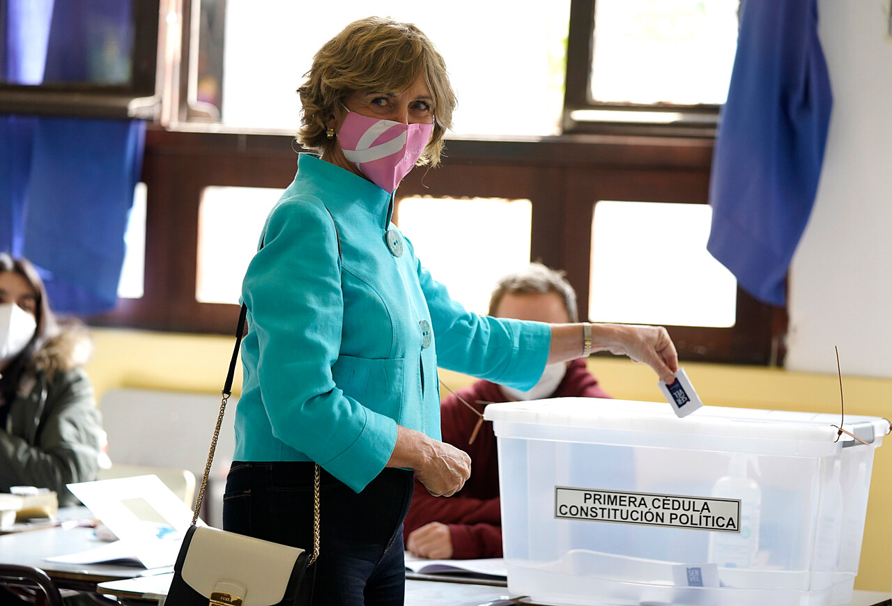 10.55 horas: La alcaldesa de Providencia, Evelyn Matthei, realiza su votación durante el plebiscito constitucional en el Colegio de los Sagrados Corazones Providencia. Foto: Agencia Uno.