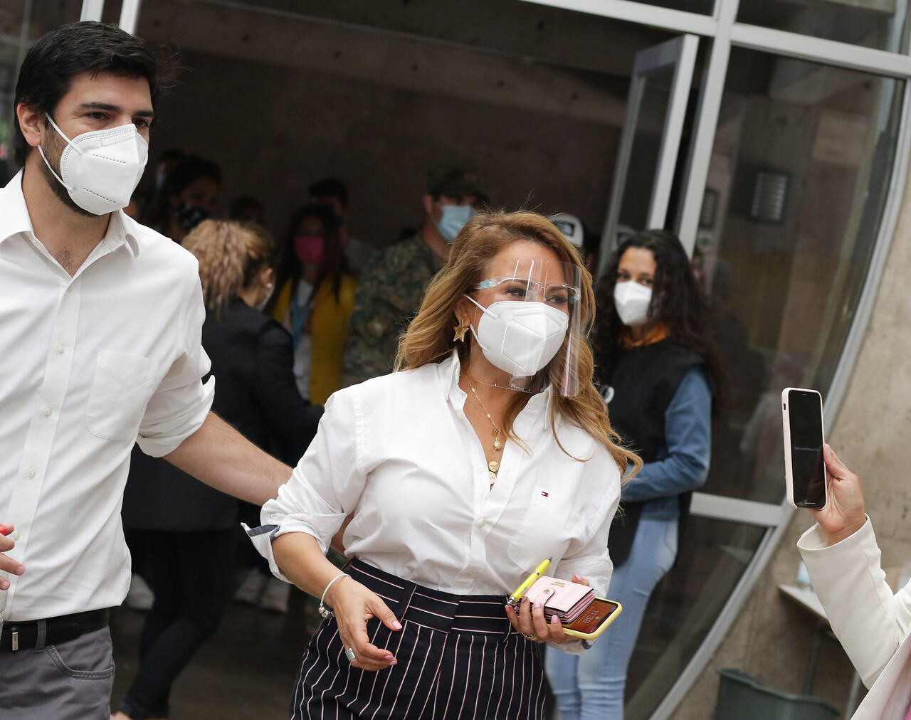 11.40 horas: La Alcaldesa de Maipú Cathy Barriga, llega a votar al colegio Camilo Henríquez de la comuna de Maipú. Foto: Agencia Uno.