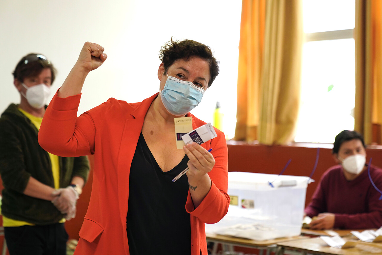 12.39 horas: Beatriz Sánchez concurre a votar al colegio Liceo José Toribio Medina de Ñuñoa durante el plebiscito constitucional en el Colegio de los Sagrados Corazones en Providencia. Foto: Agencia Uno.