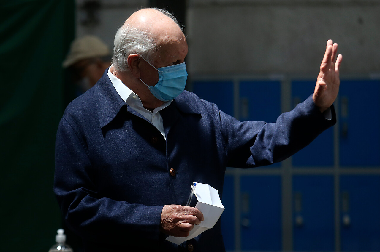 14.16 horas: El ex presidente Ricardo Lagos, realiza su voto en el centro de Votacion del Instituto superior de Comercio Eduardo Frei Montalva, durante el Plebiscito 2020. Foto: Agencia Uno.