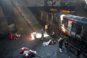 Vecinos de la estación San Pablo, ayudan en las labores de limpieza de la estación. Foto: Agencia Uno.