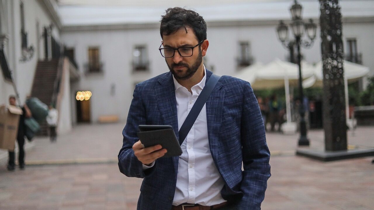 Crispi otra vez en el ojo del huracán: El historial de controversias del asesor más estrecho de Boric y su rol en el Caso Monsalve