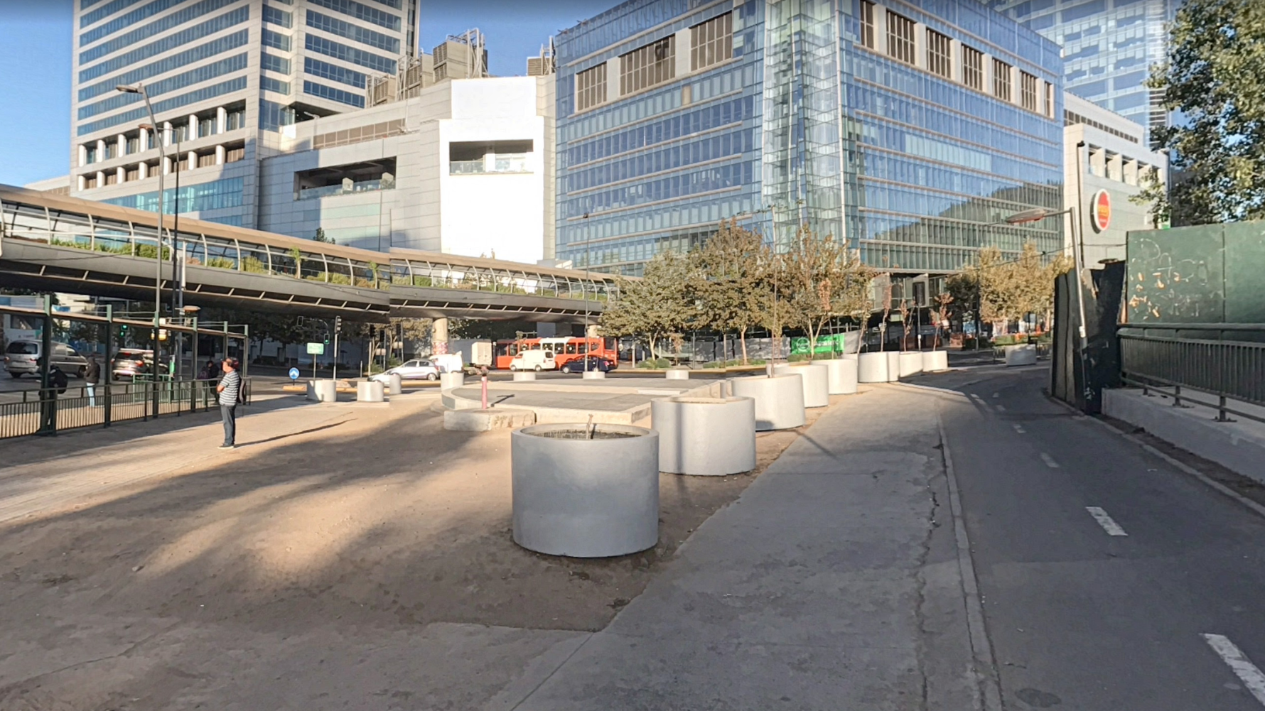 El retraso en las obras de mitigación del Costanera Center por hallazgos como botellas y un botón plástico