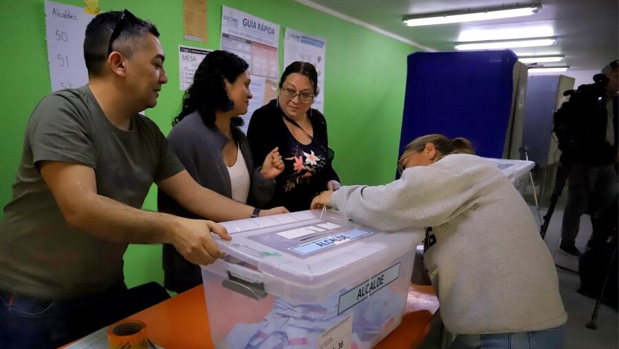 Informe Decide Chile: Cómo votaron las mujeres y los hombres en las elecciones municipales y de gobernadores (Lea aquí el estudio completo)