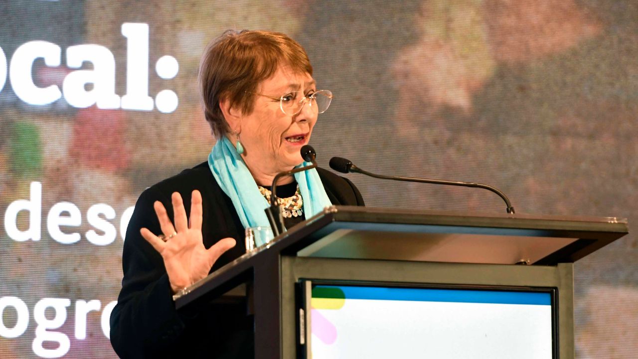 “Dicen que es culpa mía”: Por qué Bachelet se hizo cargo de las críticas a la reforma electoral de su Gobierno