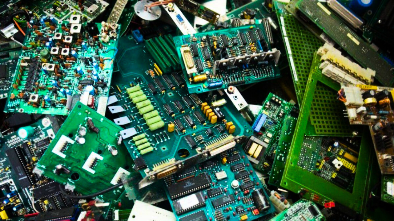La nueva fiebre del cobre: el reciclaje de chatarra electrónica y automotriz