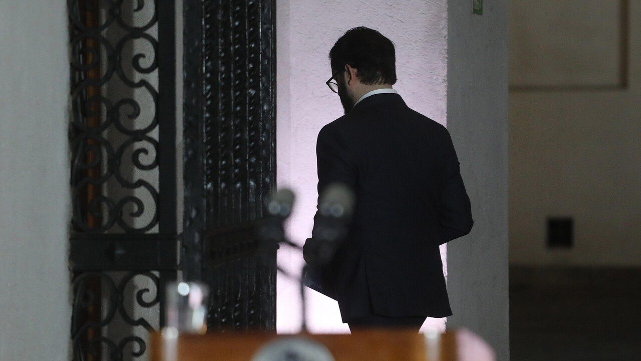 Los diálogos tarjados del pinchazo telefónico a Boric y la psiquiatra Josefina Huneeus