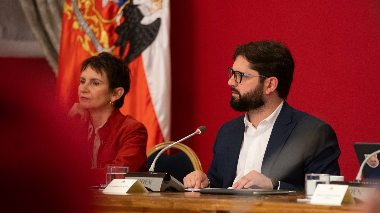 Por qué Boric no quiere sacar a Tohá del gabinete