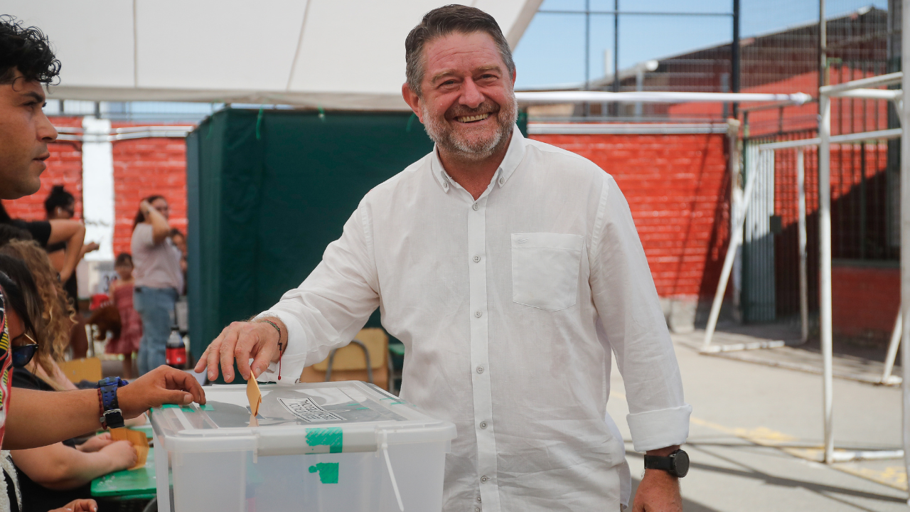 Por qué Claudio Orrego está al “aguaite” en la carrera presidencial