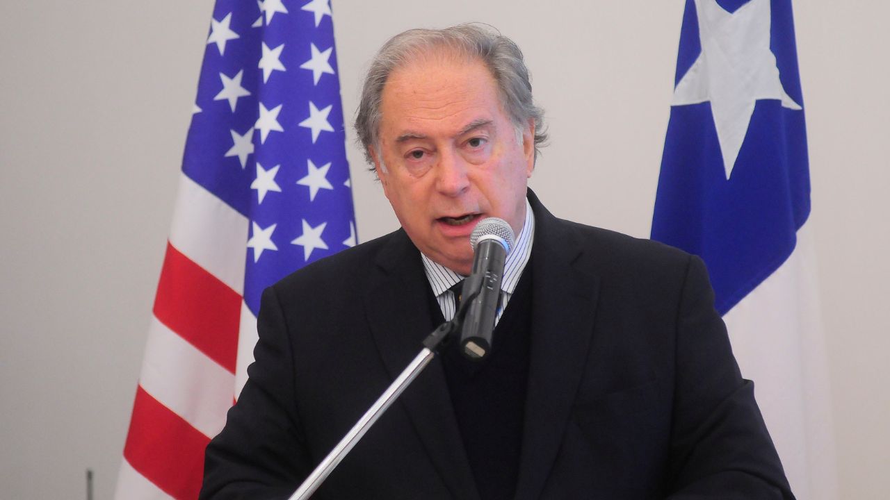La defensa del embajador Juan Gabriel Valdés tras críticas por tuits contra Trump y su participación en acto de campaña de Harris