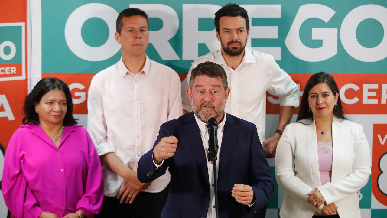 Las razones de Claudio Orrego para marginar al PC de su nuevo comando de campaña