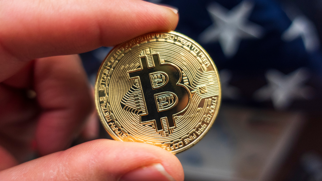 Por qué el Bitcoin superó la barrera de los US$100 mil y cómo comprarlo en Chile