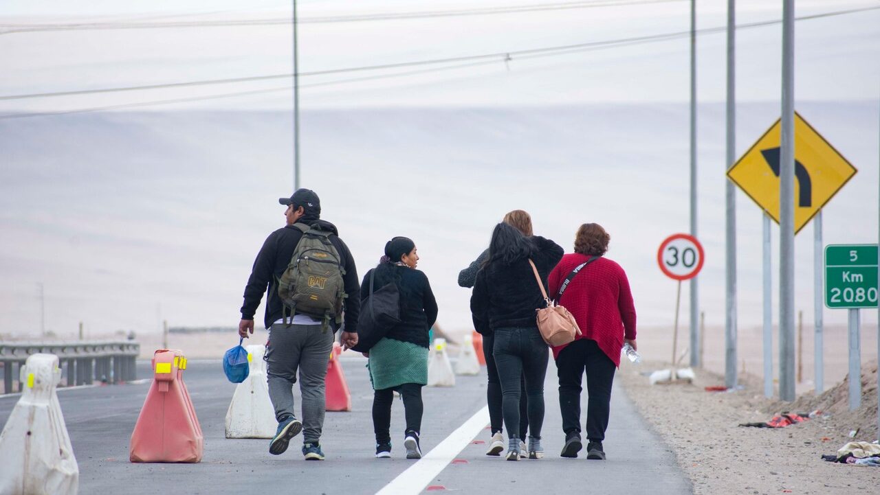 Revelan que “coyotes” usan antiguos campos minados para traficar migrantes, adultos y niños, a Arica