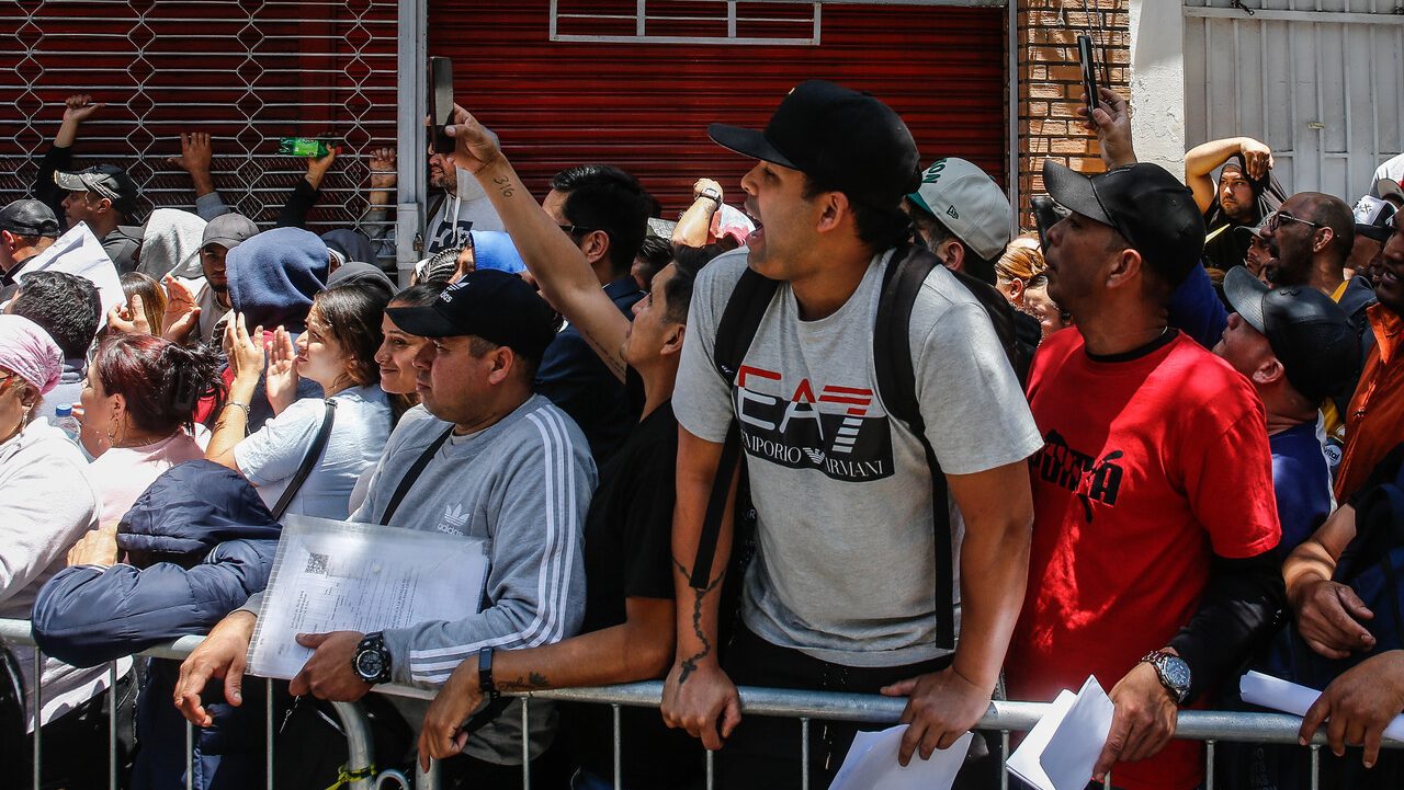 El enredo del Gobierno ante el caótico enrolamiento de migrantes y cómo complicó el anuncio de masivas regularizaciones