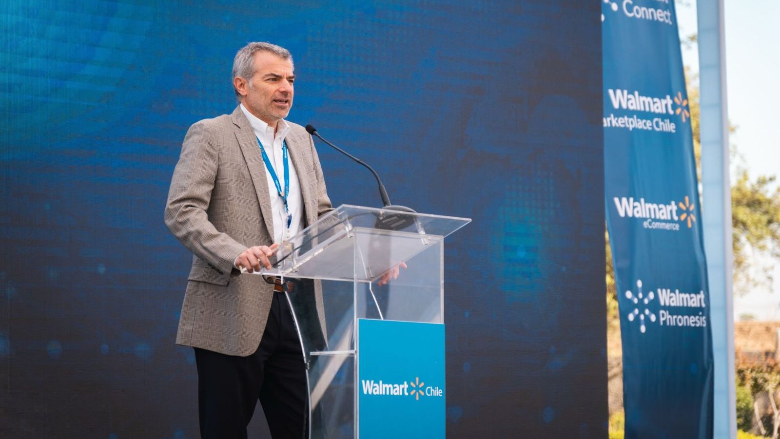Quién es Cristián Barrientos, el CEO a cargo del atrevido plan de expansión de Walmart en Chile (y los desafíos que enfrenta)