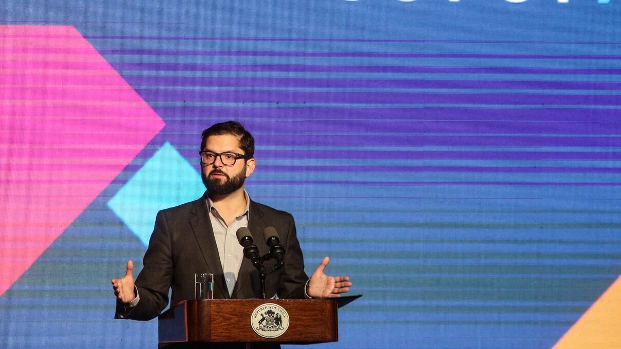 Las omisiones, contradicciones y dudas que deja la declaración de Boric a la Comisión Monsalve