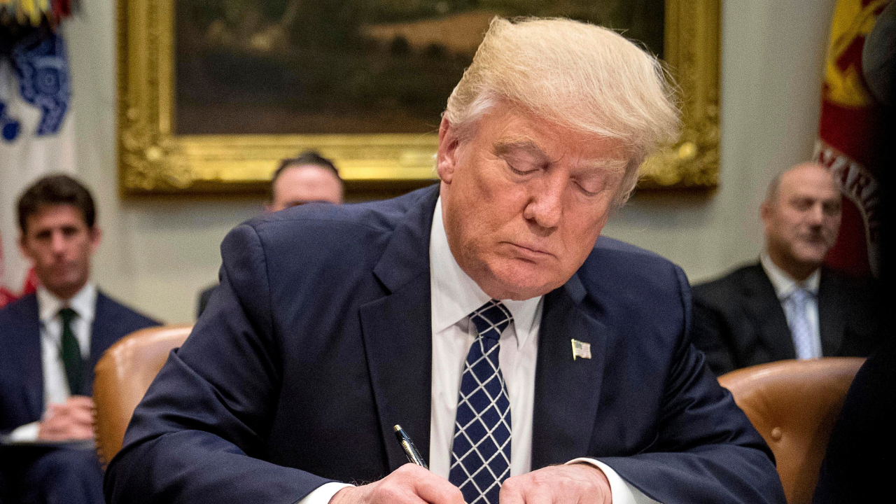 Por qué Trump suspendió la ley que prohíbe el soborno de empresas de EE.UU. en el extranjero