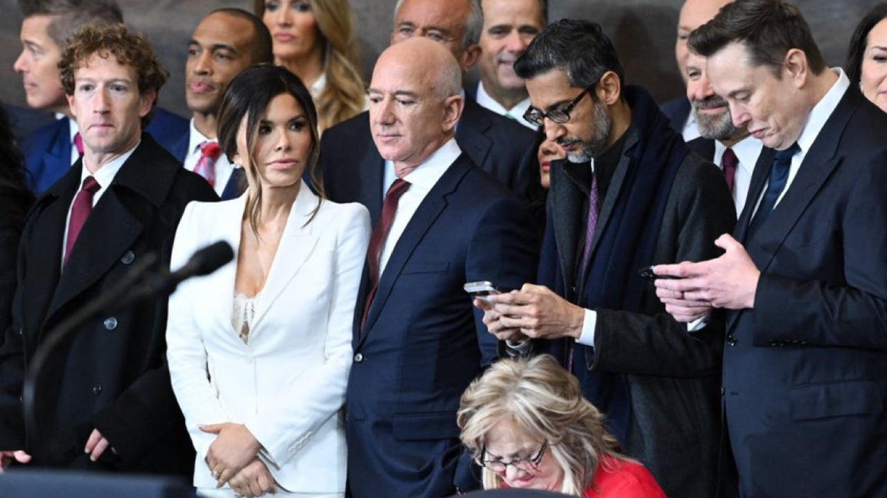 Lo que hay detrás del simbólico gesto de Trump de asumir rodeado de los magnates de Silicon Valley