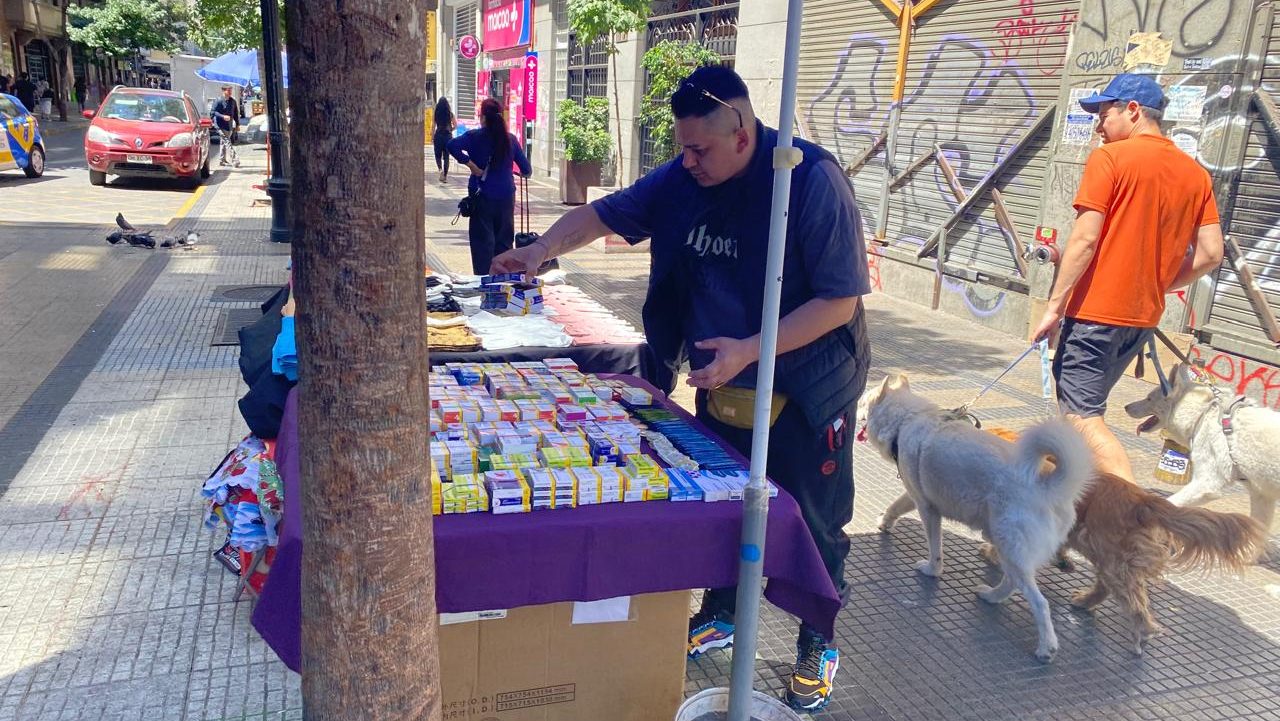 Crónica: La explosiva venta ilegal de medicamentos antisicóticos y opioides en el comercio callejero