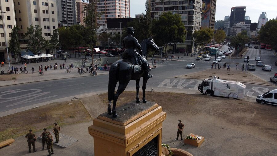 La olvidada propuesta de Boric de reemplazar la estatua de Baquedano por una de Gabriela Mistral