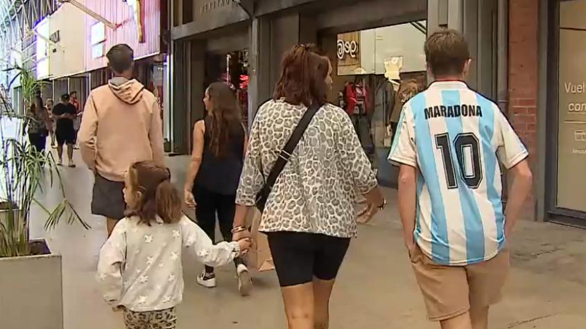 Cómo la ola de argentinos impulsa la reactivación del comercio y el mercado laboral en Chile