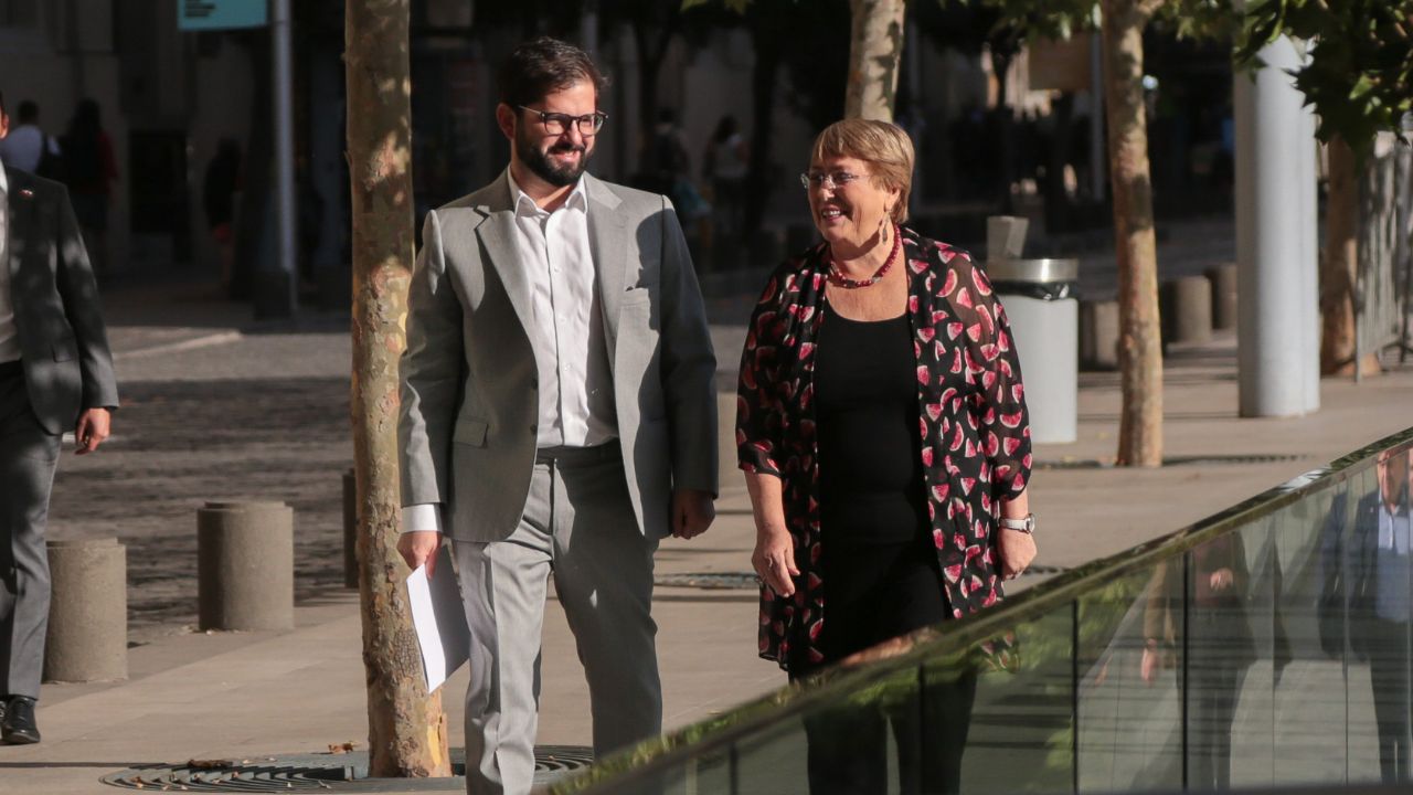 Por qué a Boric le favorece una nueva candidatura presidencial de Bachelet