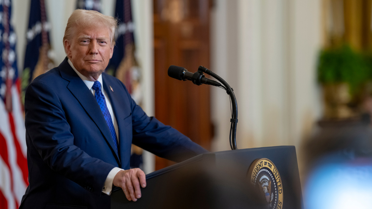 Gobierno de Trump analiza prohibir o restringir viajes a EE.UU. a ciudadanos de 43 países