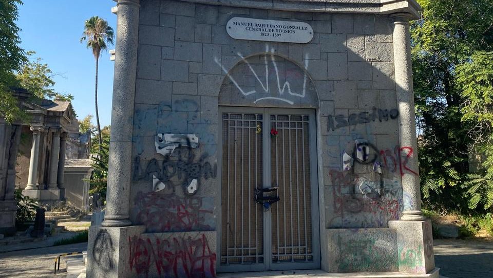 Vandalización de la tumba de Baquedano: un retrato más de la decadencia y abandono del Cementerio General