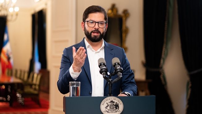 El día que Boric prometió que los ingresos extraordinarios del litio se ahorrarían (y el contraste con lo que ocurrió con Corfo)