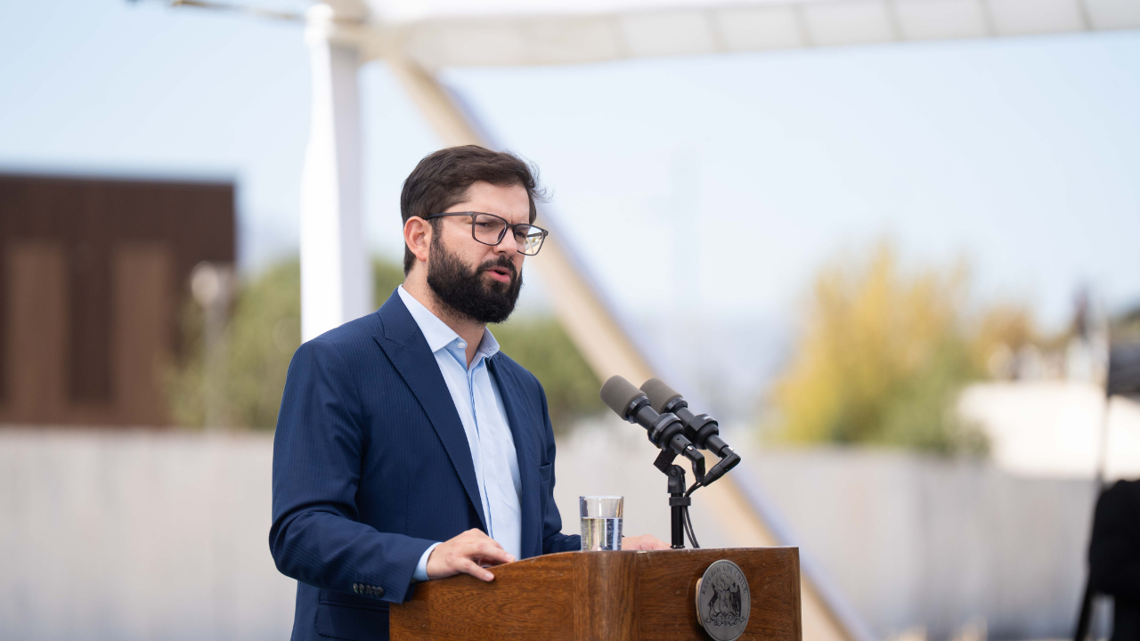 Fiscal Cooper pidió intervenir el celular del Presidente Boric (y la reacción de La Moneda)