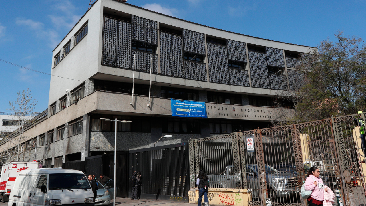 Crónica: Vuelve la violencia al Instituto Nacional con cortes de tránsito en Alameda