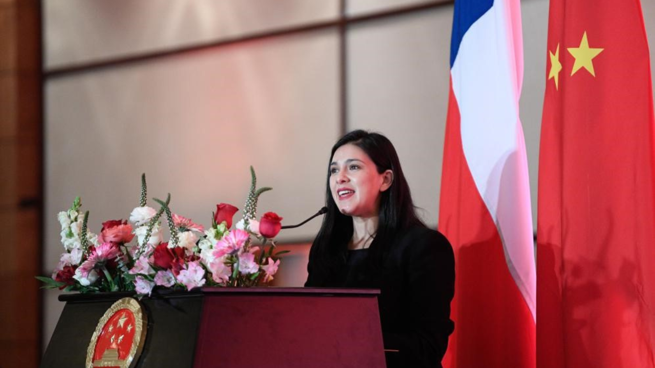 Quiénes están detrás de la empresa china que complica a Karol Cariola e Irací Hassler