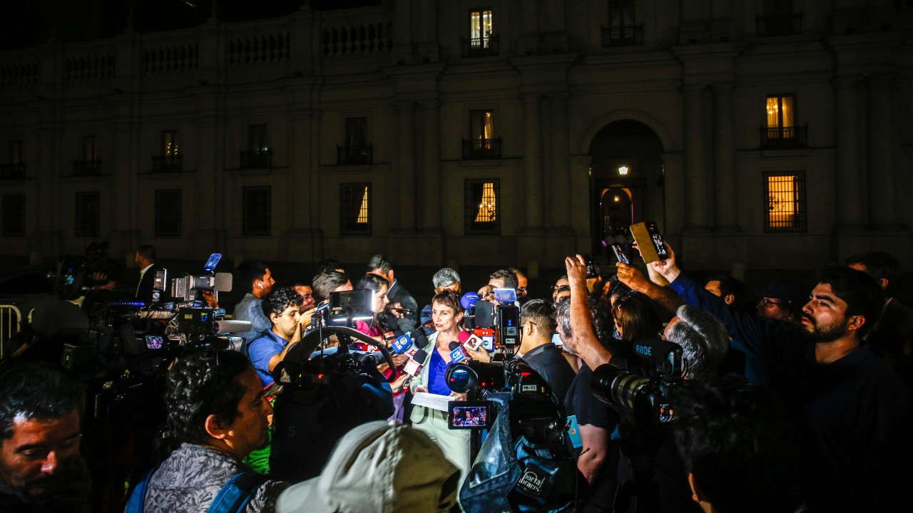 Crónica: La larga tarde en La Moneda que terminó con Tohá lanzando su candidatura y caminando hasta el Metro