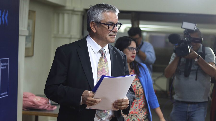 Déficit fiscal: Marcel atribuye desvío a menores ingresos tributarios y descarta gasto desbocado