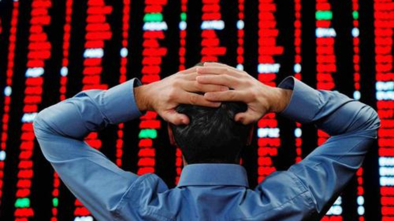 Guerra comercial de Trump y China lleva a los mercados globales al colapso