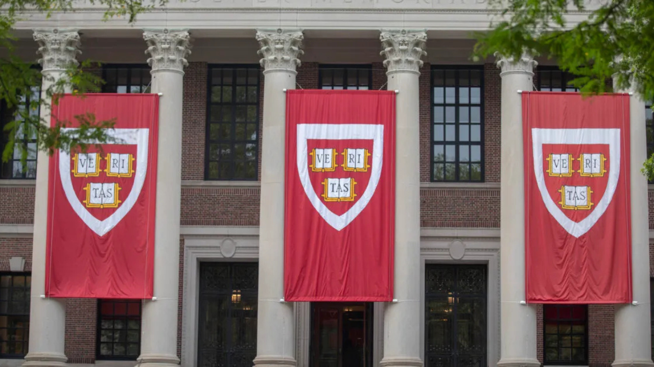 Ex alumnos chilenos de Harvard marcan su postura ante las presiones de Trump: Pleno apoyo a la autonomía académica